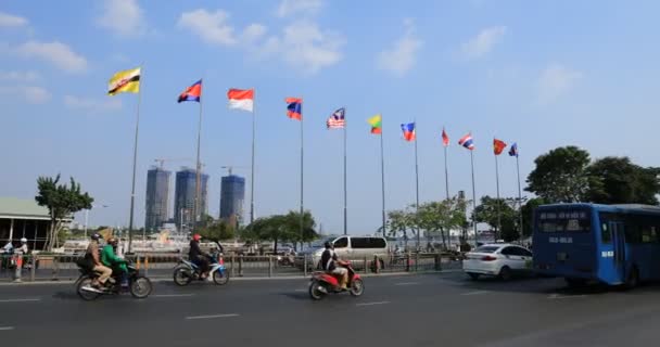 Bandeiras nacionais dos países da ASEAN na rua da cidade em Ho Chi Minh handheld — Vídeo de Stock