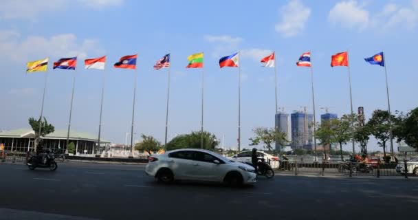 Národní vlajky zemí ASEAN na městské ulici v Ho Chi Minh handheld — Stock video