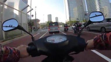 Tokyo 'daki şehir caddesinde bisiklet sürme zamanı.