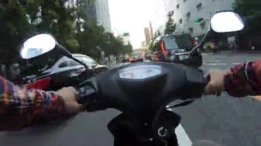 Tokyo 'daki şehir caddesinde bisiklet sürme zamanı.