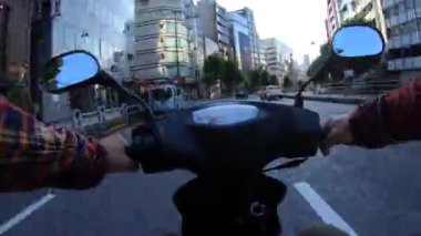 Tokyo 'daki şehir caddesinde bisiklet sürme zamanı.