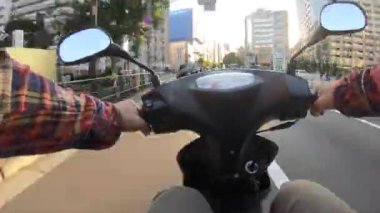 Tokyo 'daki şehir caddesinde bisiklet sürme zamanı.