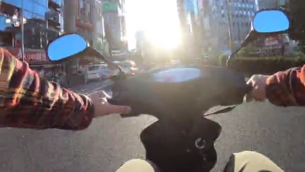 Um ponto de vista de condução timelapse de bicicleta na rua urbana em Tóquio — Vídeo de Stock