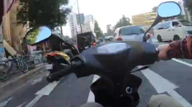 Tokyo 'daki şehir caddesinde bisiklet sürme zamanı.