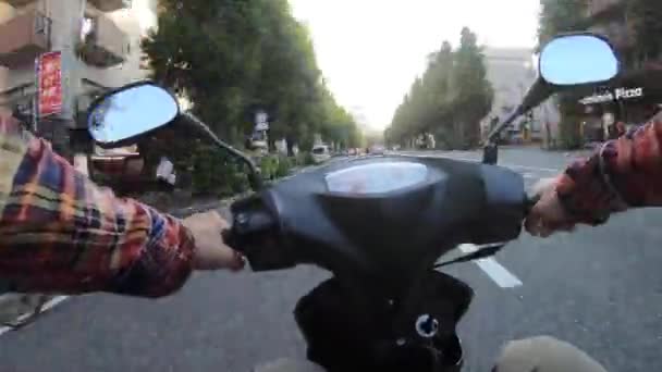 东京城市街道上骑自行车消磨时间的观点 — 图库视频影像