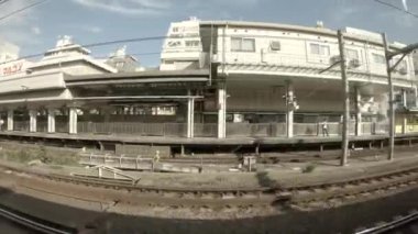 Trenin Tokyo 'daki JR Yamanote hattında yan görüntüsü.