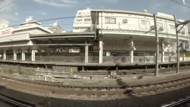 Sebuah pemandangan samping kereta di jalur JR Yamanote di Tokyo — Stok Video