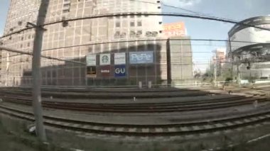 Trenin Tokyo 'daki JR Yamanote hattında yan görüntüsü.