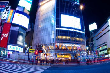 Shibuya 'da bir neon geçidi. Geniş açı.