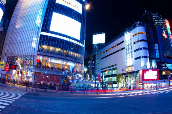 Shibuya 'da bir neon geçidi. Geniş açı. — Stok fotoğraf