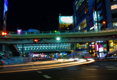 Shibuya 'da neon bir kasabada gece vakti bir geçiş.
