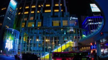 Shibuya 'daki neon kasabasındaki geçişin kontrol edilen bir zaman aralığı.