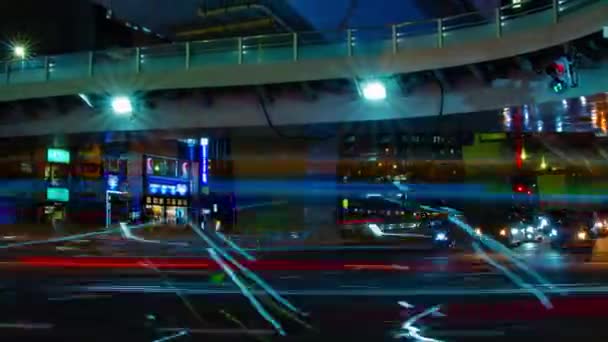 Un movimento controllato timelapse della traversata alla città al neon a Shibuya di notte — Video Stock