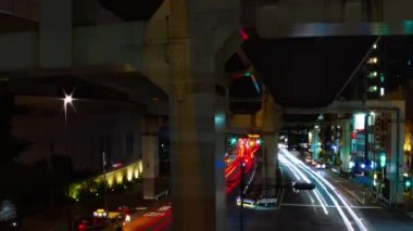 Tokyo 'da otoyolun altındaki caddenin gece şeridi. Geniş açılı çekim.