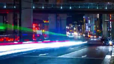 Tokyo 'da otoyolun altındaki caddede bir gece vakti.