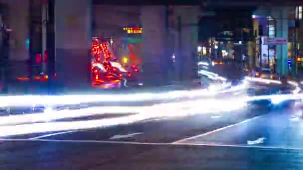 Noční čas z městské ulice pod dálnicí v Tokiu střední výstřel pánve — Stock video