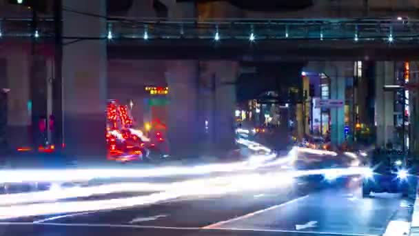 Uma cronologia noturna da rua da cidade sob a rodovia em Tóquio zoom de tiro do meio — Vídeo de Stock