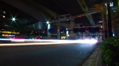 Tokyo 'da otoyolun altındaki caddenin gece görüntüsü.