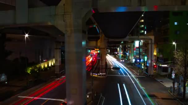 Нічний таймляпс вулиці міста під автострадою в Токіо. — стокове відео