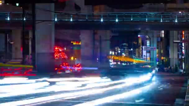 Ночной хронометраж городской улицы под шоссе в центре Токио — стоковое видео