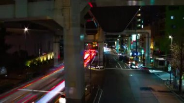 Tokyo 'da otoyolun altındaki caddenin gece şeridi geniş açıyla çekiliyor.