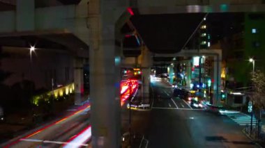 Tokyo 'da otoyolun altındaki caddenin gece zoom' u.