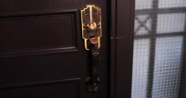 Girişteki kapı tokmağı dezenfekte ediliyor.