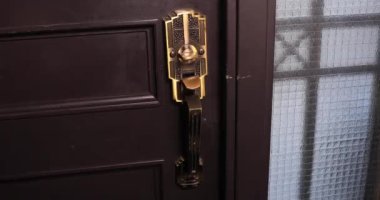 Girişteki kapı tokmağı dezenfekte ediliyor.