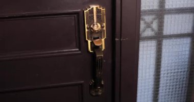 Girişteki kapı tokmağı dezenfekte ediliyor.