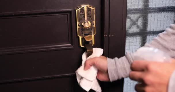 Desinfectando la perilla de la puerta por limpiador en la entrada — Vídeo de stock