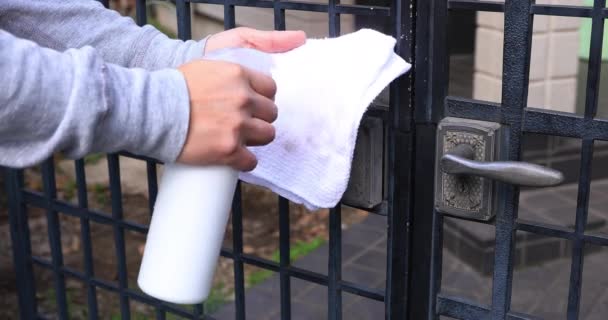Desinfecção maçaneta da porta por limpador na entrada — Vídeo de Stock