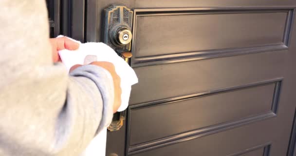 Desinfectando la perilla de la puerta por limpiador en la entrada — Vídeo de stock