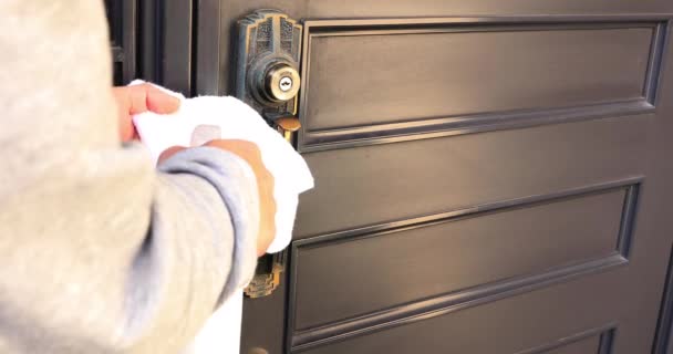 Türknauf am Eingang mit Reiniger desinfizieren — Stockvideo