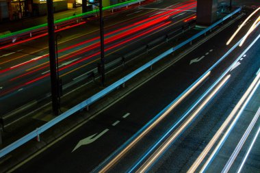 Ikejiriohashi 'deki şehir caddesinde gece trafiği