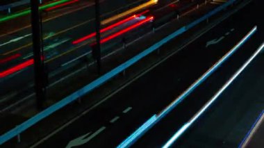 Ikejiriohashi 'deki şehir sokağındaki trafiğin gece zamanlaması.