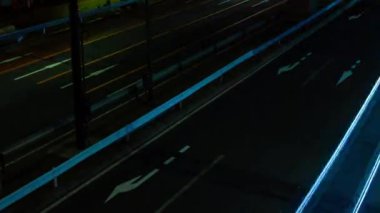 Ikejiriohashi 'deki şehir sokağındaki trafiğin gece vakti.