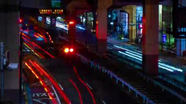 Ikejiriohashi 'deki şehir sokağındaki trafiğin gece vakti.