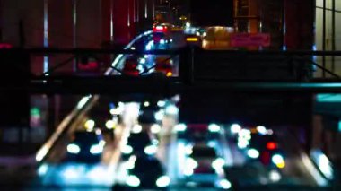 Ikejiriohashi 'deki şehir caddesindeki trafik gece vardiyası.