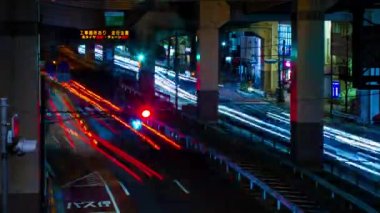 Ikejiriohashi 'deki şehir sokağındaki trafiğin gece yarısı görüntüsü.