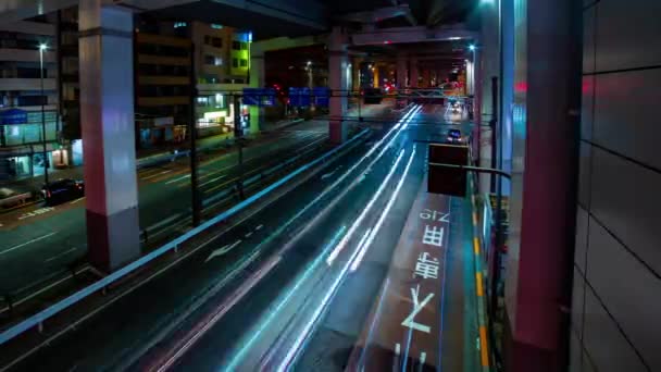 Uma cronologia noturna do tráfego na rua urbana em Ikejiriohashi tiro largo panning — Vídeo de Stock