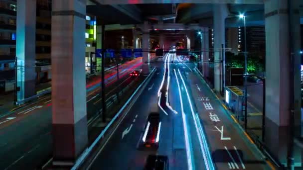 Uma cronologia noturna do tráfego na rua urbana em Ikejiriohashi tiro largo panning — Vídeo de Stock