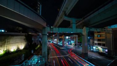 Ikejiriohashi 'deki şehir sokağındaki trafiğin gece vakti.