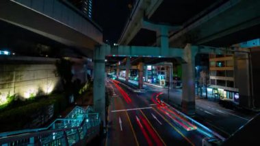 Ikejiriohashi 'deki şehir sokağındaki trafiğin gece vakti.