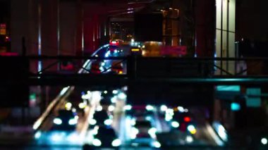 Ikejiriohashi 'deki şehir caddesindeki trafik gece vardiyası eğiliyor.