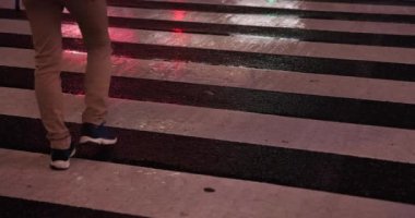 Yağmurlu bir günde Shibuya 'da yürüyen insanların vücut parçalarının yüksek hızda vurulması.