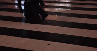 Yağmurlu bir günde Shibuya 'da yürüyen insanların vücut parçalarının yüksek hızda vurulması.