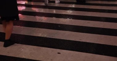 Yağmurlu bir günde Shibuya 'da yürüyen insanların vücut parçalarının yüksek hızda vurulması.