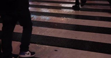 Yağmurlu bir günde Shibuya 'da yürüyen insanların vücut parçalarının yüksek hızda vurulması.