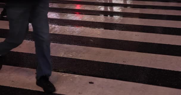 Vysokorychlostní natáčení částí těla chodících lidí na Shibuya přecházející deštivý den — Stock video