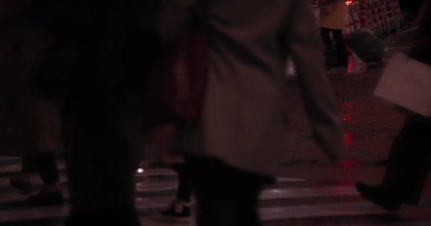 Um tiro de alta velocidade de pessoas caminhando partes do corpo em Shibuya cruzando dia chuvoso — Vídeo de Stock